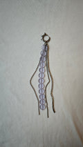 Mono boucle d'oreille de palets lilas mats et de trois chaînes dont une chaîne strass, avec anneau à pics en acier