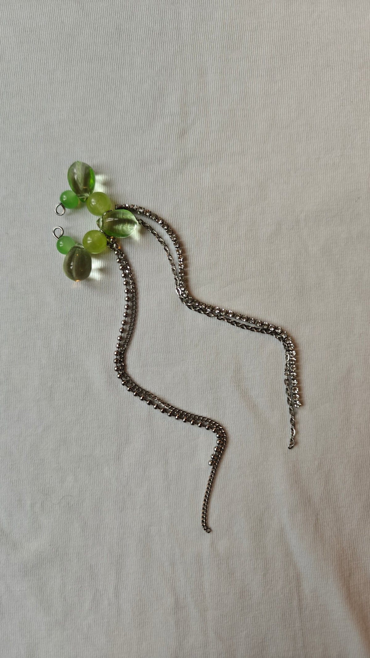 Earcuff sans perçage avec des gouttes et perles de verre vertes et des chaînes dont une chaîne de strass
