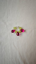 Earcuff sans perçage avec trois gouttes de verre fuchsia et quatre perles vert anis