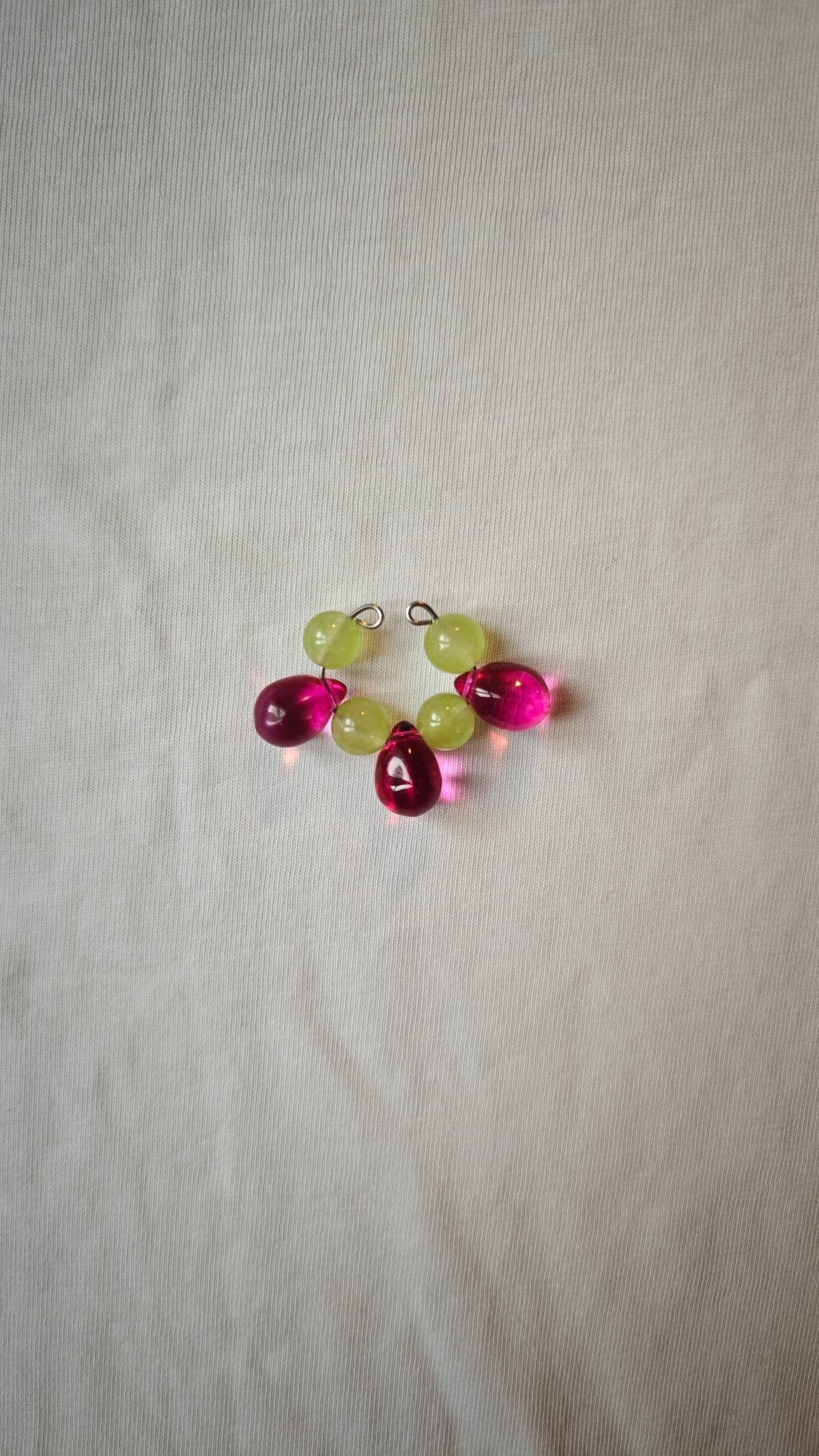 Earcuff sans perçage avec trois gouttes de verre fuchsia et quatre perles vert anis